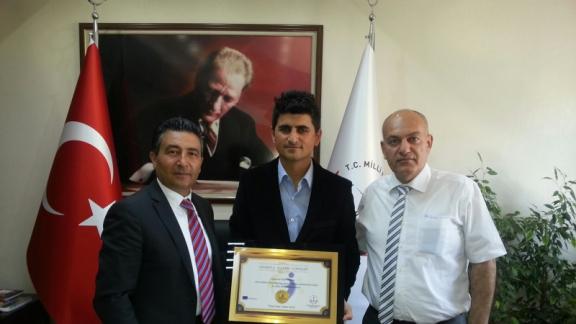 Ulusal Kalite Etiketi ve Avrupa Kalite Etiketini Almaya Hak Kazanan Süleyman Nazif İlkokuluna Ödüllerini, İlçe Milli Eğitim Müdürümüz Sayın Rahmi GÜNEY Verdi