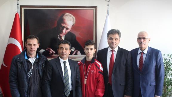 Avrupa Şampiyonu Öğrencimiz Mustafa TURHAL İlçe Milli Eğitim Müdürümüz Sayın Rahmi GÜNEYi Makamında Ziyaret Etti