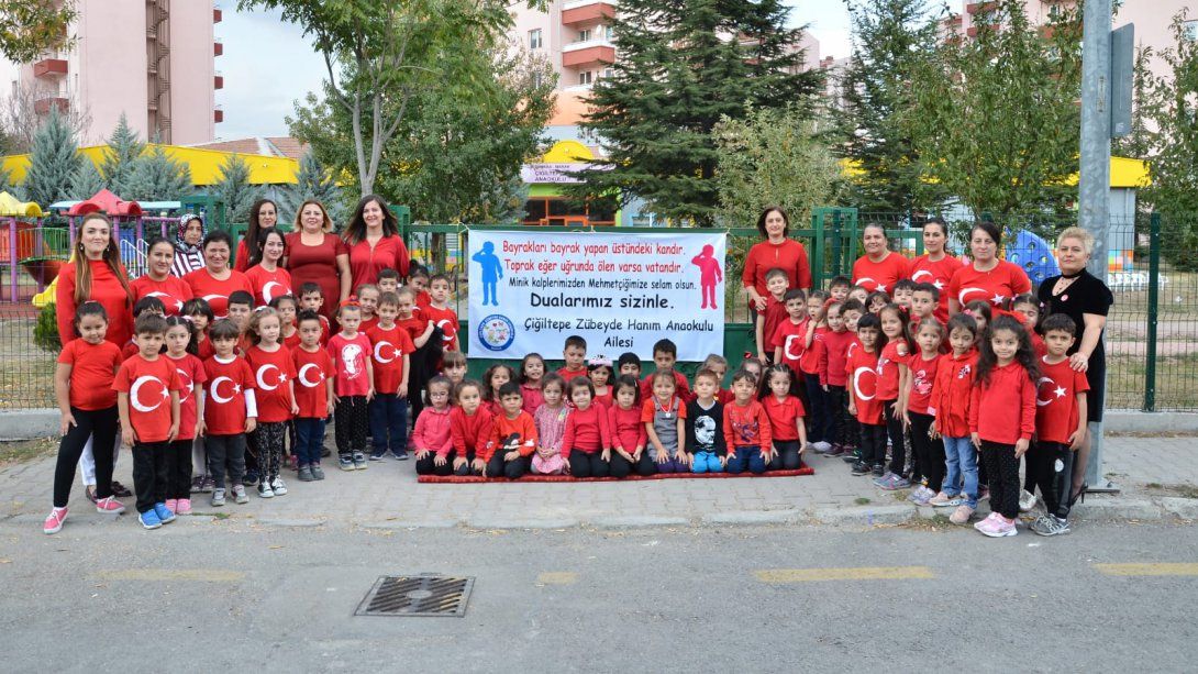 MİNİKLERİMİZDEN MEHMETÇİĞE SELAM