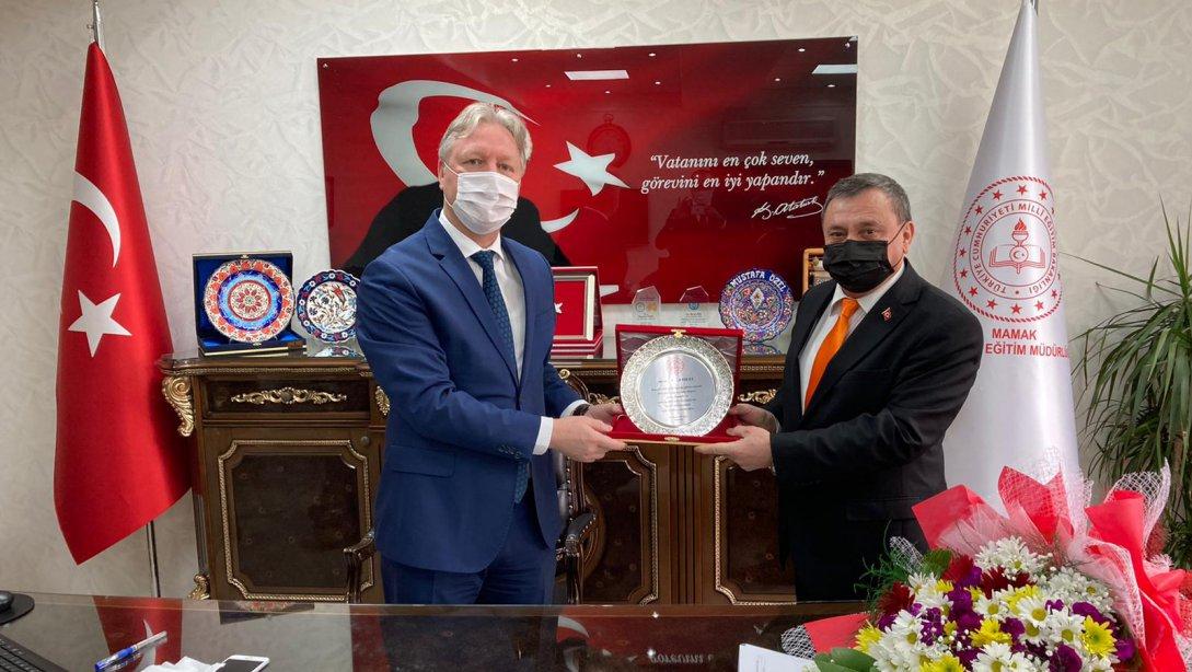 İlçe Milli Eğitim Müdürümüz Sn Mustafa ÖZEL, emekliliğe ayrılan Şube Müdürümüz Sn Zeki ERYÜCEL'e plaket takdim etti