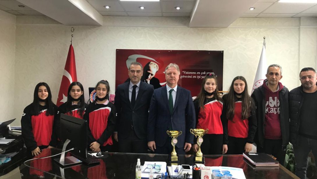 Kuva-yi Milliye Ortaokulu Kız Hentbol Takımı öğrencilerini tebrik ederiz...