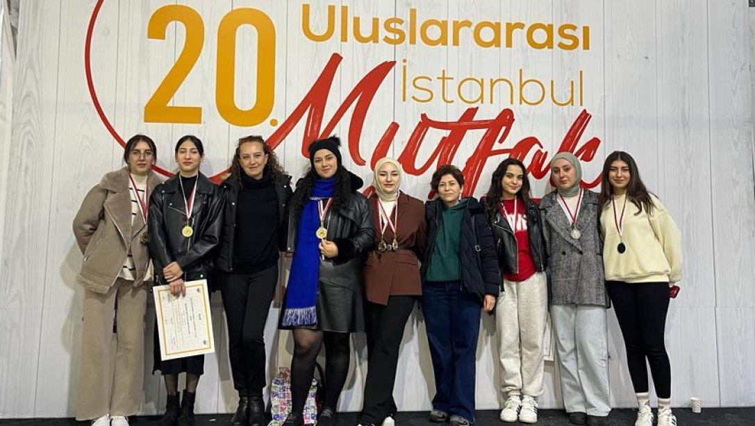 Nene Hatun Mesleki ve Teknik Anadolu Lisesi Öğrencileri, Uluslararası İstanbul Mutfak Günleri Yarışmasından Beş Altın, İki Gümüş Madalya İle Döndü