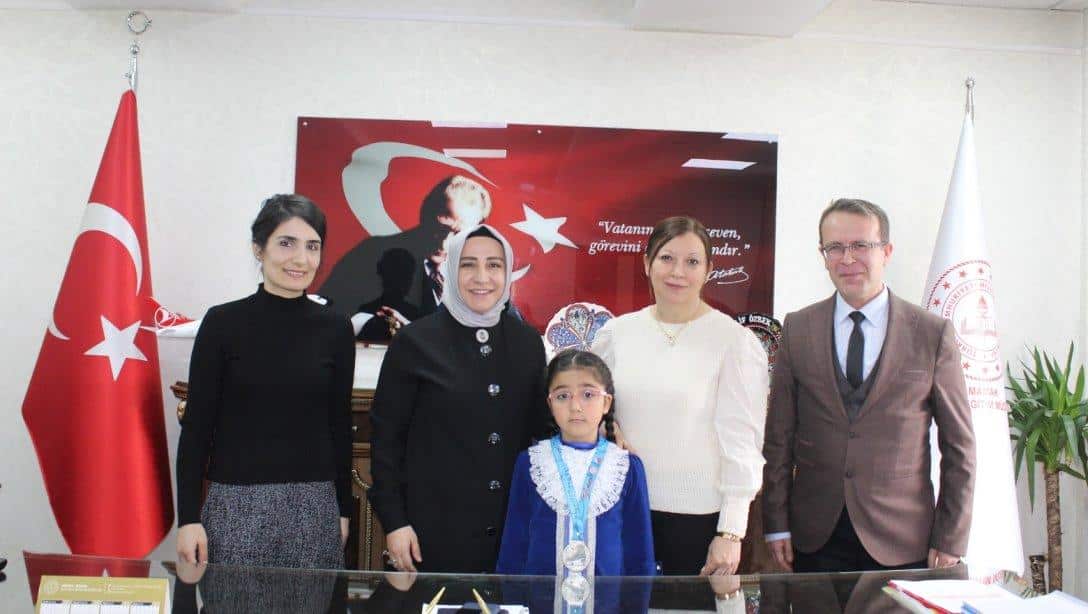 İlçe Millî Eğitim Müdürümüz, Buz Pateni Türkiye İkincisi Olan Türkoğlu İlkokul Öğrencimizi Makamında Kabul Etti