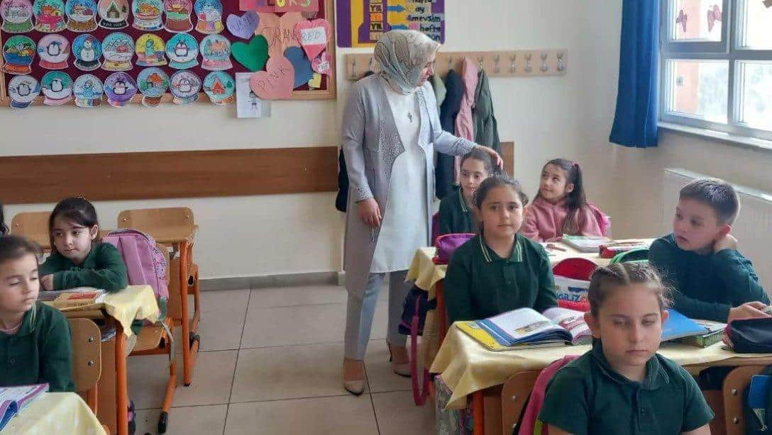 İlçe Millî Eğitim Müdürümüz Sayın Elif Özbek, Vehbi Dinçerler İlkokulu Öğretmen ve Öğrencilerini Ziyaret Etti