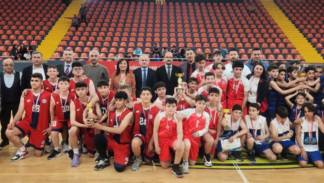 Yıldız Erkek ve Küçük Erkek Basketbol Müsabakaları Ödül Töreni, Hidayet Türkoğlu Spor Salonunda Gerçekleştirildi