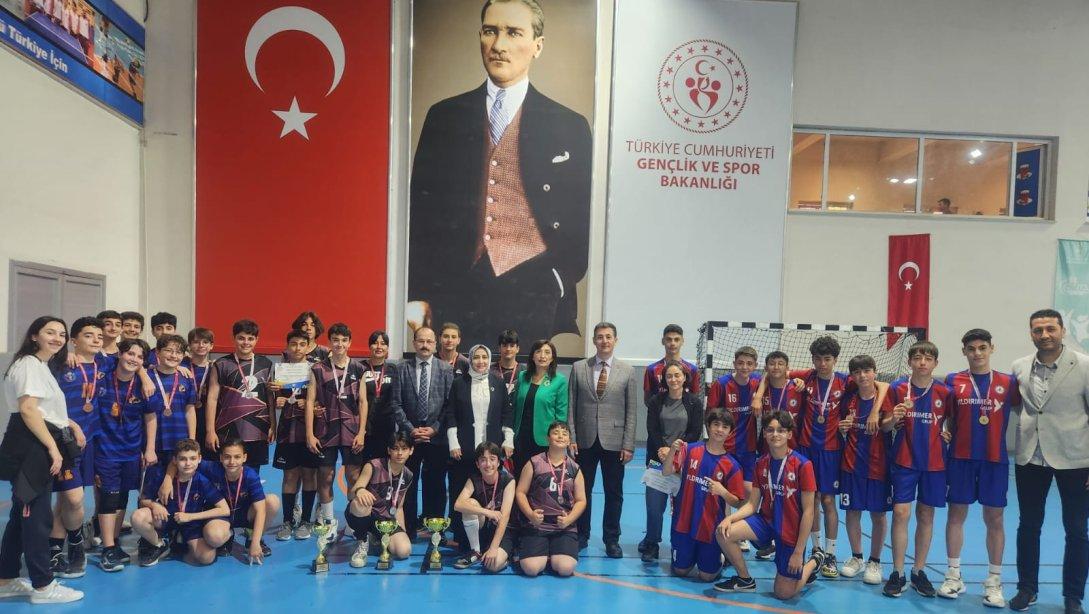 İlçe Millî Eğitim Müdürümüz Sayın Elif Özbek, Yıldız Erkek Voleybol Müsabakaları Ödül Törenine Katıldı