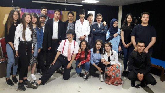 Nahit Menteşe Anadolu Lisesi Tiyatro Severlere Ev Sahipliği Yaptı
