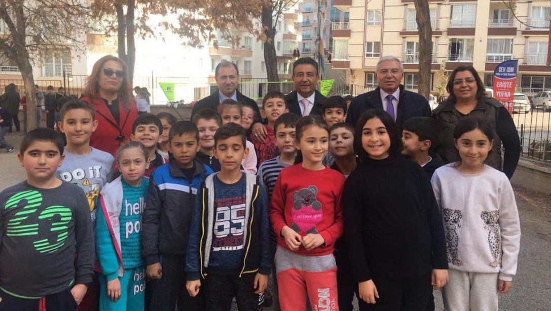 Kınık Şehit Murat Yatarkalkmaz İlkokuluna Gençlik ve Spor Bakanımız Sayın Mehmet Muharrem KASAPOĞLU ndan Malzeme Desteği