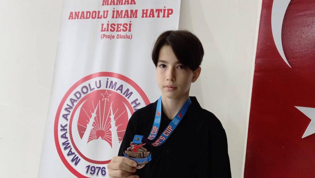 Uluslararası Wt Başkanlık Kupası Taekwondo turnuvasında 3.olan  Selimhan AKSOY öğrencimizi tebrik ederiz.