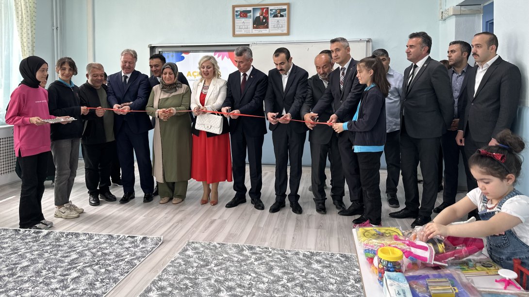 Şehit Ayhan Keleş İmam Hatip Ortaokulunda Diyarbakır Sur Şehidimiz Selçuk Paker'in adına anasınıfı açıldı.
