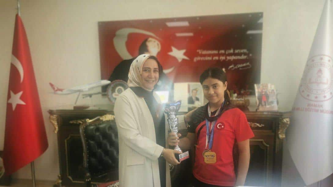 İlçe Millî Eğitim Müdürümüz Sayın Elif Özbek, Masa Tenisi Türkiye Şampiyonu Öğrencimizi Makamında Kabul Etti
