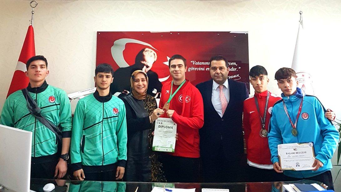 İlçe Millî Eğitim Müdürümüz Sayın Elif Özbek, Şehit Ali Alıtkan Spor Lisesi Öğrencilerini Makamında Kabul Etti