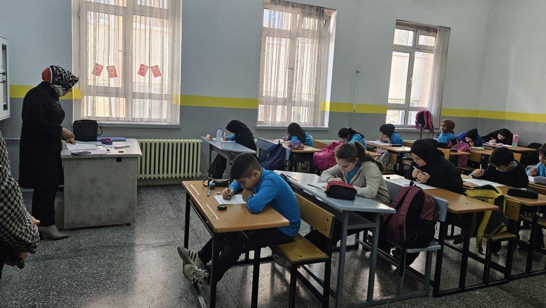 İlçe Millî Eğitim Müdürümüz Sayın Elif Özbek, Ortak Sınav Yapılan Okullarımızı Ziyaret Etti