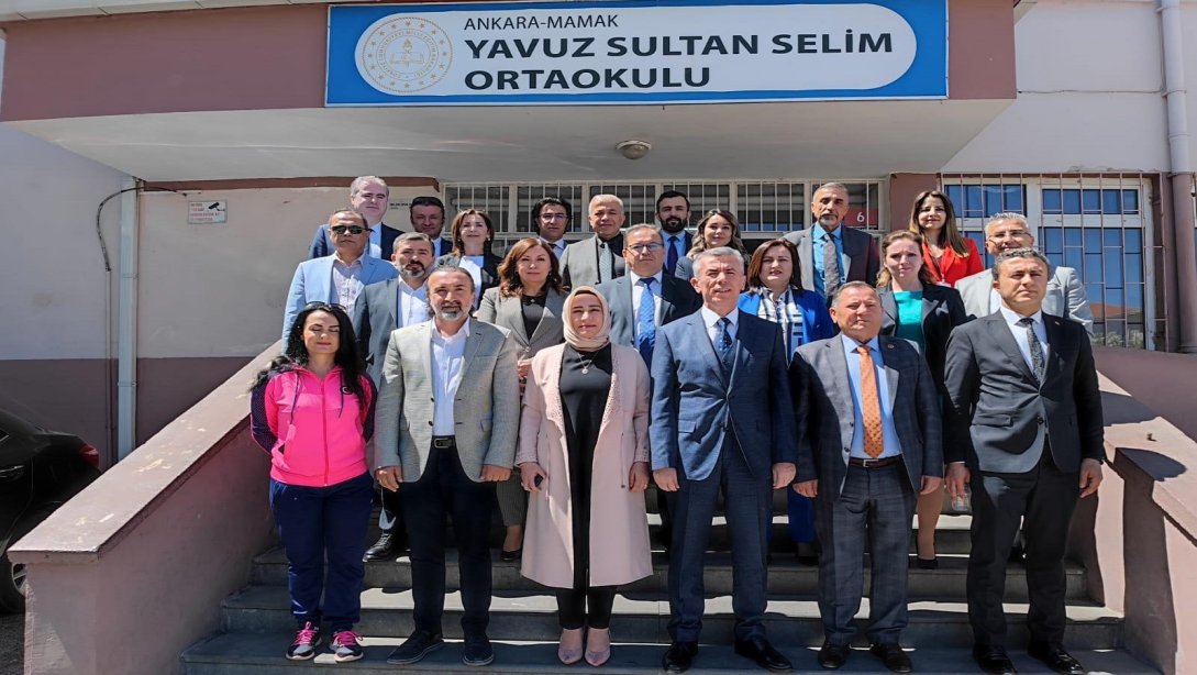 İlçe Kaymakamımız Sayın Ali SIRMALI, İlçe Millî Eğitim Müdürümüz Sayın Elif ÖZBEK ile Yavuz Sultan Selim Ortaokulunda Gerçekleştirilen TÜBİTAK 4006 Bilim Fuarı Açılışına Katıldı.