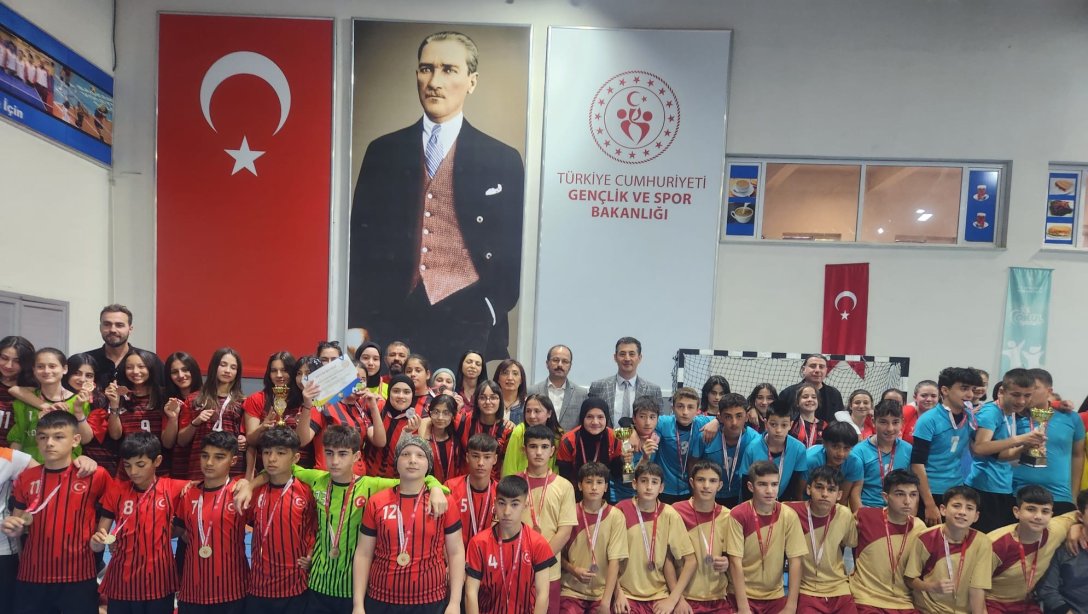 Mamak Spor Salonunda Yıldız Kız Futsal ve Yıldız Erkek Futsal Ödül Töreni Gerçekleştirildi.