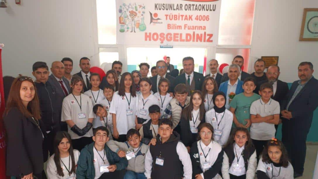 İlçe Millî Eğitim Şube Müdürlerimiz, Kusunlar Ortaokulunda Düzenlenen TÜBİTAK 4006 Bilim Fuarı'na Katıldılar.