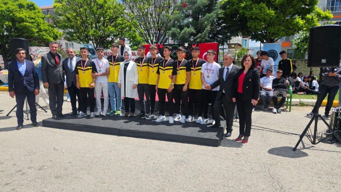 Milli Eğitim Bakanı Ali Naili Erdem Anadolu Lisesinin Hazırlamış Olduğu Gençlik Haftası Etkinlikleri