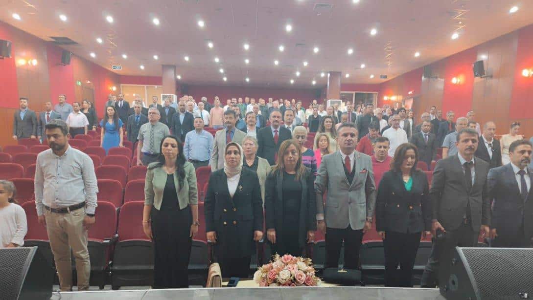 İlçe Millî Eğitim Müdürümüz Sayın Elif ÖZBEK, Abidinpaşa Mesleki ve Teknik Anadolu Lisesi konferans salonunda tüm okul müdürlerimizle bir araya gelerek, Türkiye Yüzyılı Maarif Modeli hakkında detaylı bilgilendirme toplantısı yaptı.