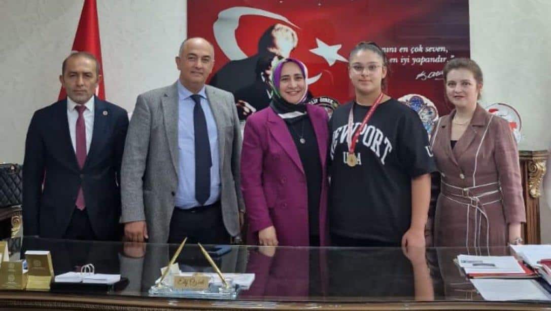  İlçe Millî Eğitim Müdürümüz Sayın Elif ÖZBEK, Kickbox dalında Ankara Birincisi olarak, Türkiye Şampiyonasına katılmaya hak kazanan ilçemiz Büyükşehir Anfa Ortaokulu 8. Sınıf öğrencilerimizden Nida DEMİR'i makamında kabul etti.