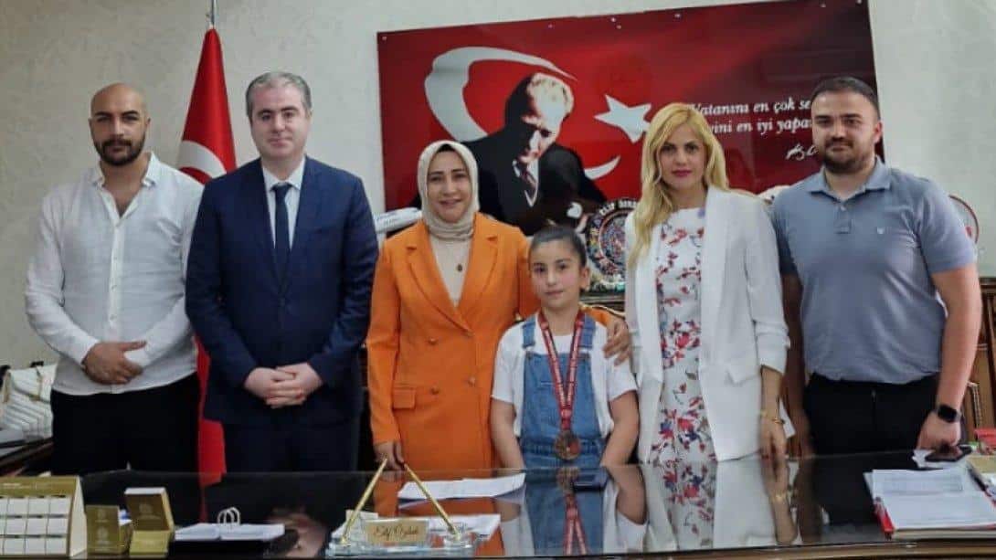 İlçemiz Şehit Arif Yüksekkaya İlkokulu 3. Sınıf Öğrencimiz Türkiye 3. sü Oldu.
