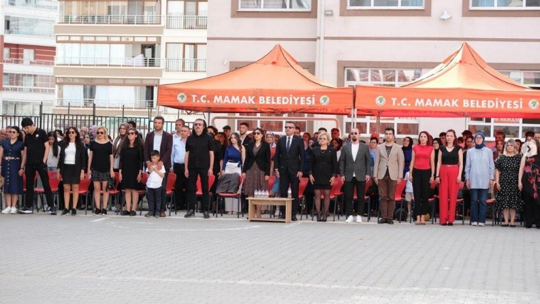 İlçemiz Ege Mesleki ve Teknik Anadolu Lisesinde gerçekleştirilen mezuniyet törenine Şube Müdürlerimiz Sayın Fatih Küçüker ve Sayın Şahsenem Düzgün katılım sağladılar. 