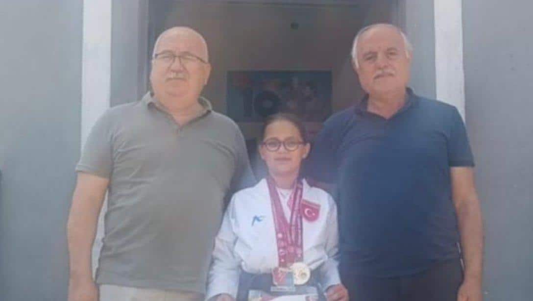 Karate Minikler Türkiye Şampiyonasında 1. olan; İlçemiz Abidinpaşa İlkokulu öğrencimiz Mihrinur Uzuneser, Balkan Şampiyonasında 2. olmuştur. Öğrencimizi tebrik eder başarılarının devamını dileriz.