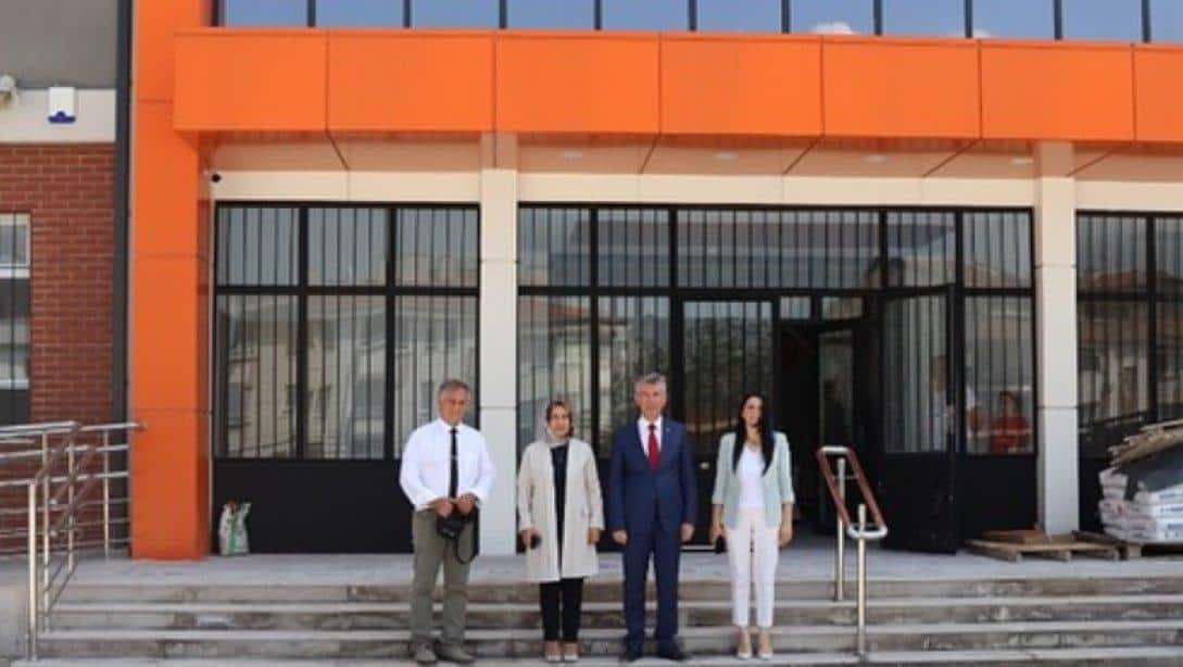 İlçe Kaymakamımız Sayın Ali SIRMALI, İlçe Millî Eğitim Müdürümüz Sayın Elif ÖZBEK ve Şube Müdürümüz Sayın Hatice AKMAN; inşaatı ve bakım, onarım çalışmaları devam eden okullarımızı ziyaret ederek incelemelerde bulundular.