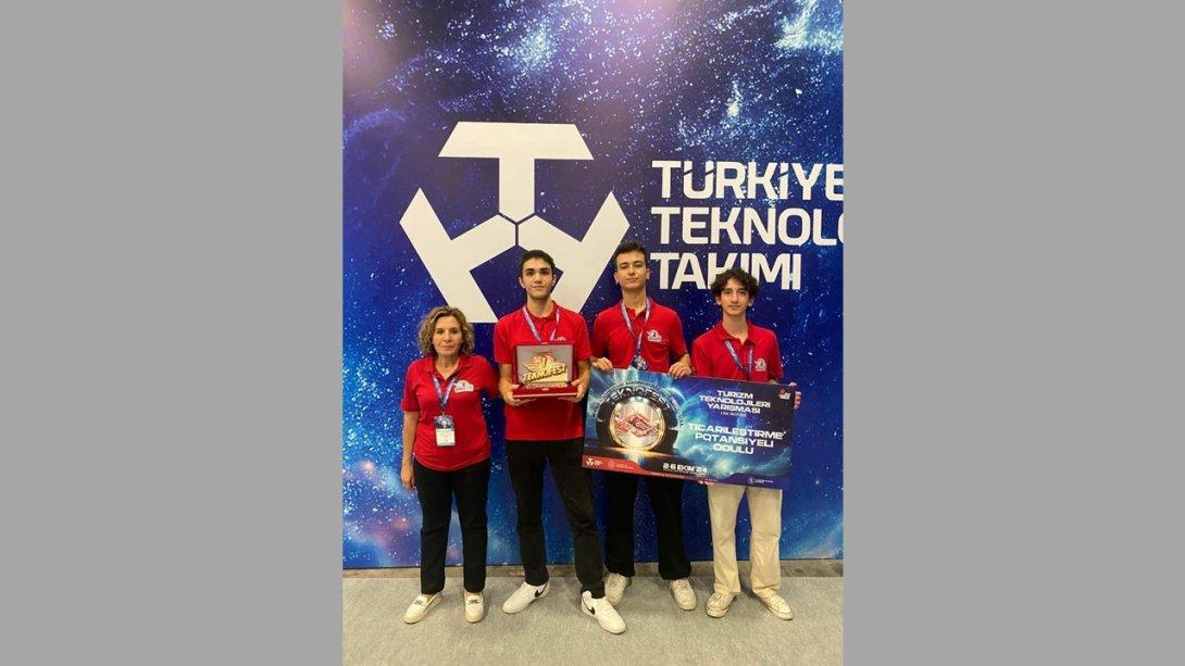 Antalya'da gerçekleştirilen TEKNOFEST 2024 Teknoloji Yarışmaları'nda, Başkent Anadolu Lisesi öğrencilerimiz Ticarileştirme Potansiyeli Ödülü aldılar. 